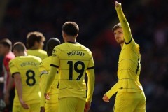 一日英超动向：瓜帅摆大巴贡献“亲脸”名场面，纽卡维拉下滑明显